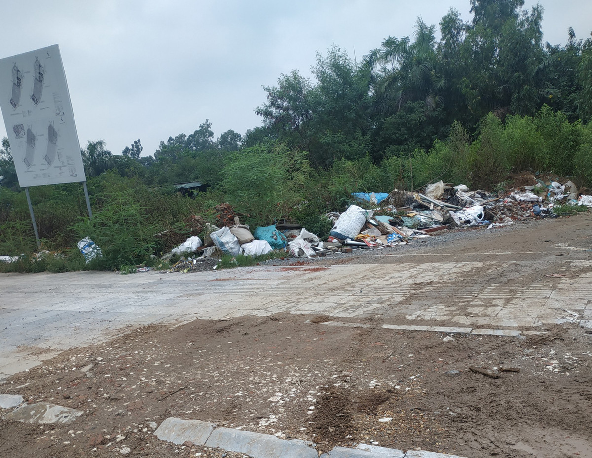 Nhiều người qua lại lắc đầu vì tuyến đường nghìn tỷ mà ngập tràn toàn rác, nhất là những người đang có ý định mua nhà chung cư ở tuyến đường này cũng bắt đầu chuyển hướng.