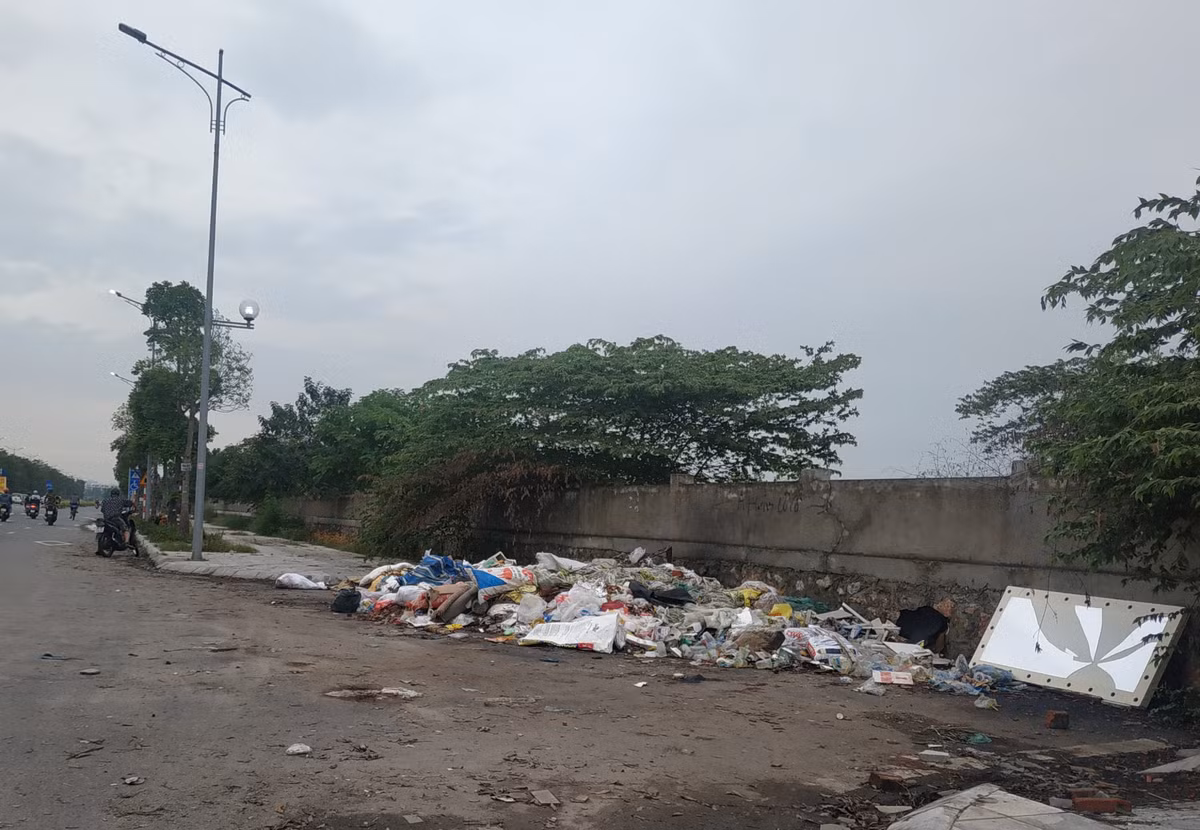 Bãi rác bốc mùi khiến các phượng tiện tham gia giao thông qua lại phải bịt mũi vì mùi hôi thối bốc lên.