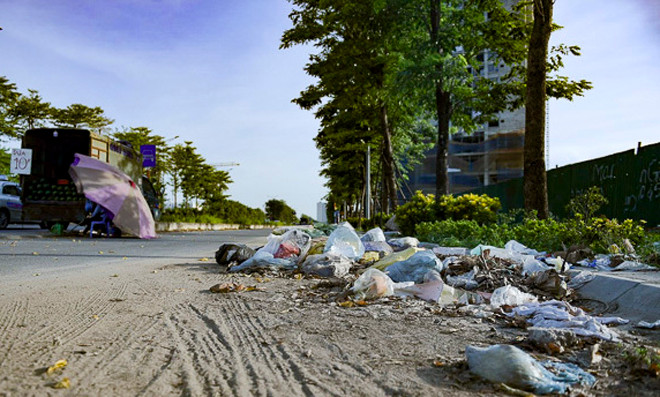 Ngay đoạn đầu nối từ đường Nguyễn Xiển đi vào rác bị dồn ở bên đường nhìn rất phản cảm.