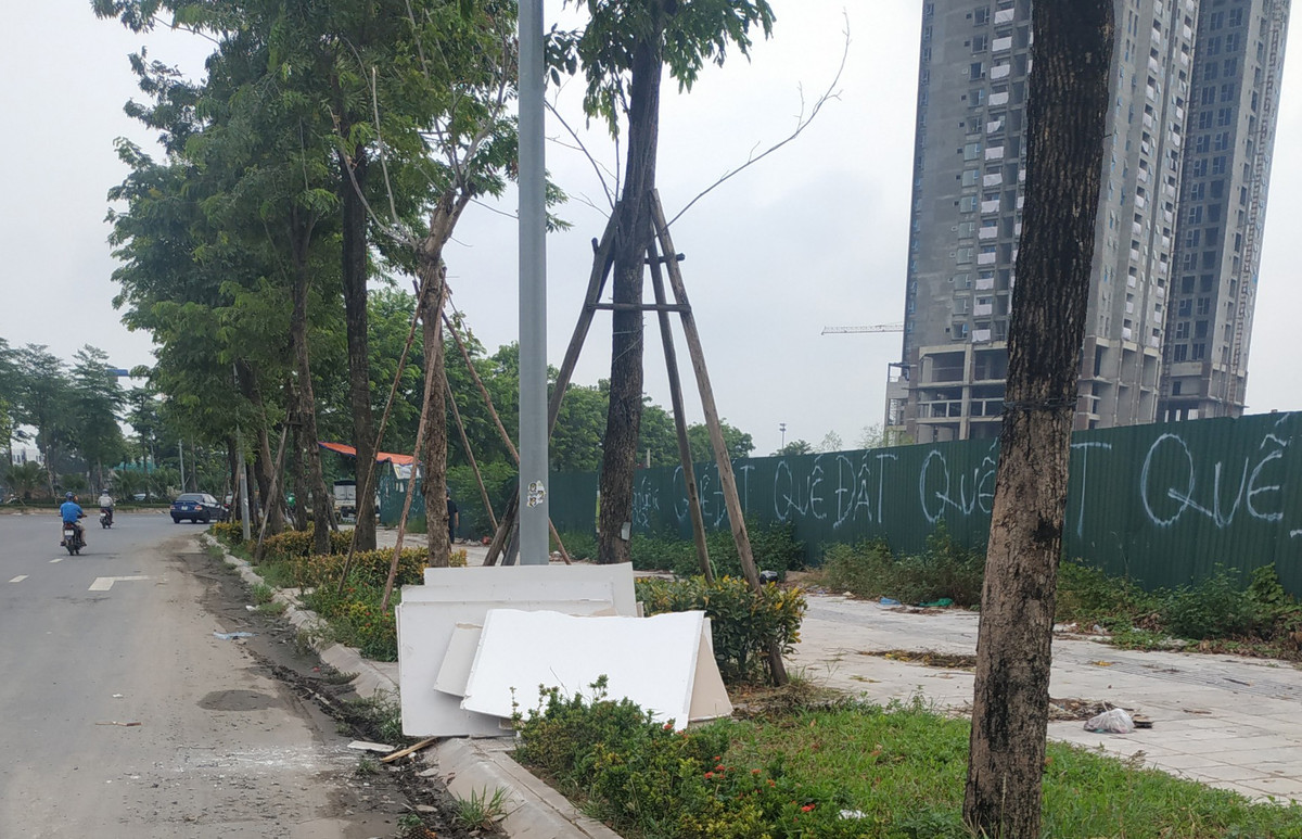 Khi thi công đưa vào sử dụng, tuyến đường được kỳ vọng sẽ tạo điều kiện cho sự phát triển kinh tế khu vực Tây Nam TP. Hà Nội, nhưng chỉ vài tháng sau khi thông xe, con đường ngày càng trở nên nhếch nhác vì tình trạng rác thải vứt bừa bãi trên đường.