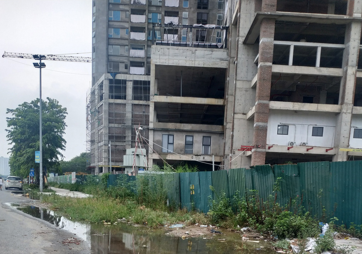 Ngoài việc rác thải sinh hoạt bị vứt bừa bãi thì dọc tuyến đường thường xuyên xuất hiện nhiều rác thải xây dựng. Theo người dân cho biết, do dọc trục đường Chu Văn An có các dự án đang thi công nên nguồn phát rác thải có thể từ đó mà ra.