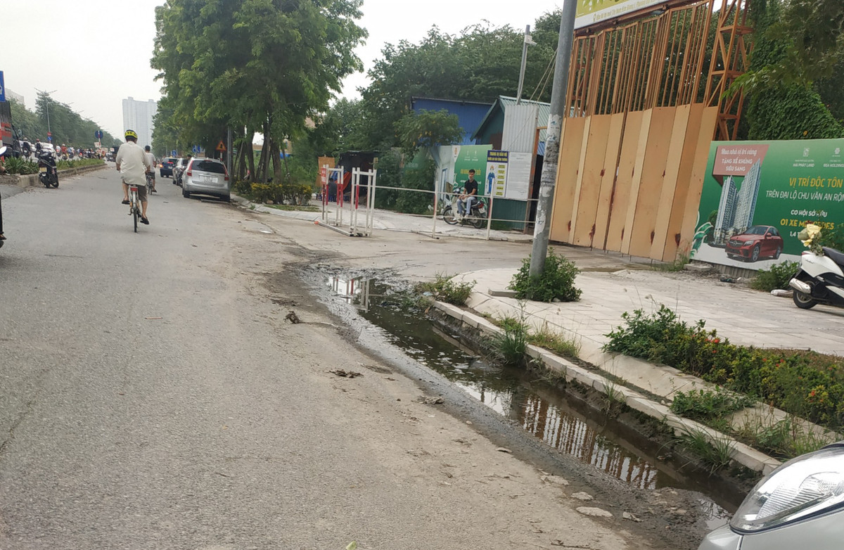 Do nhiều dự án đang thi công dang dở khiến con đường nghìn tỷ càng trở nên nhếch nhác.