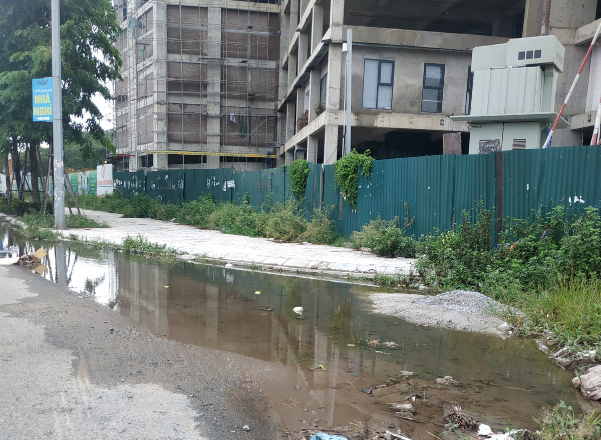 &#x8;Nằm ngay đầu điểm giao giữa đường Nguyễn Xiển rẽ vào Chu Văn An, dự án chung cư Bea Sky Nguyễn Xiển (của Công ty cổ phần và đầu tư Đại Đông Á, thuộc Tập đoàn Hải Phát) cũng bị rác thải bủa vây.