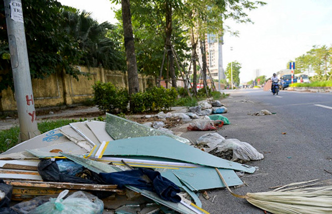 Con đường dài 2,5 km nhưng có đến hàng chục bãi rác tự phát tràn xuống lòng đường gây cản trở người tham gia giao thông và làm mất mỹ quan đô thị của Hà Nội.