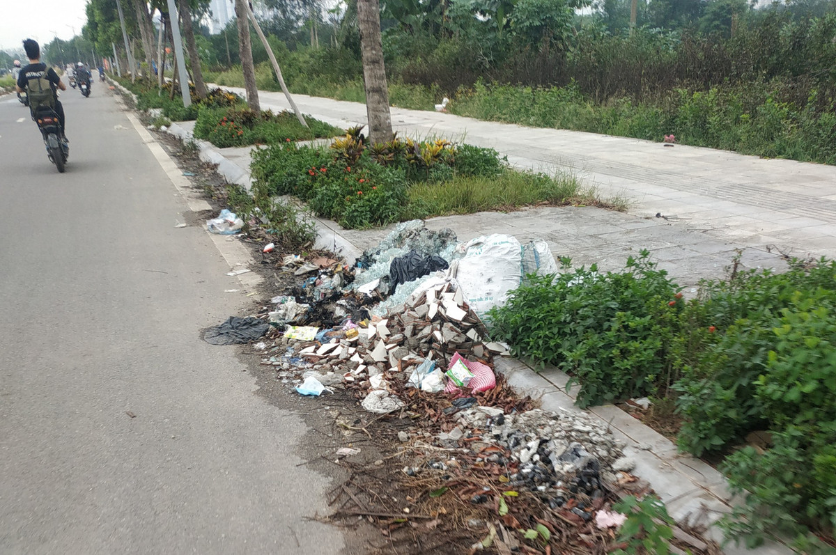 Trải khắp tuyến đường Chu Văn An đâu đâu cũng có rác