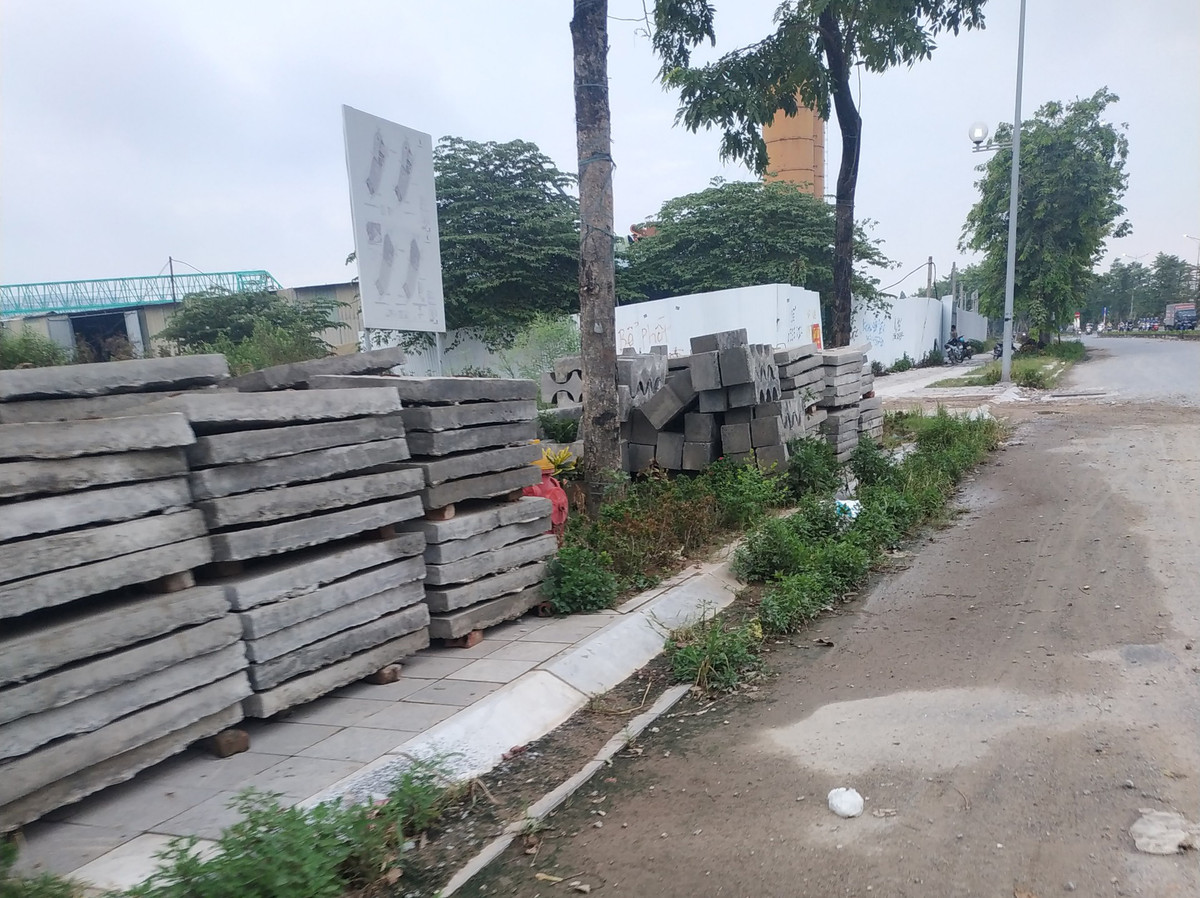 Những tấm bê tông ngổn ngang trên vỉa hè gây nguy hiểm cho người tham gia giao thông và người đi bộ qua lại