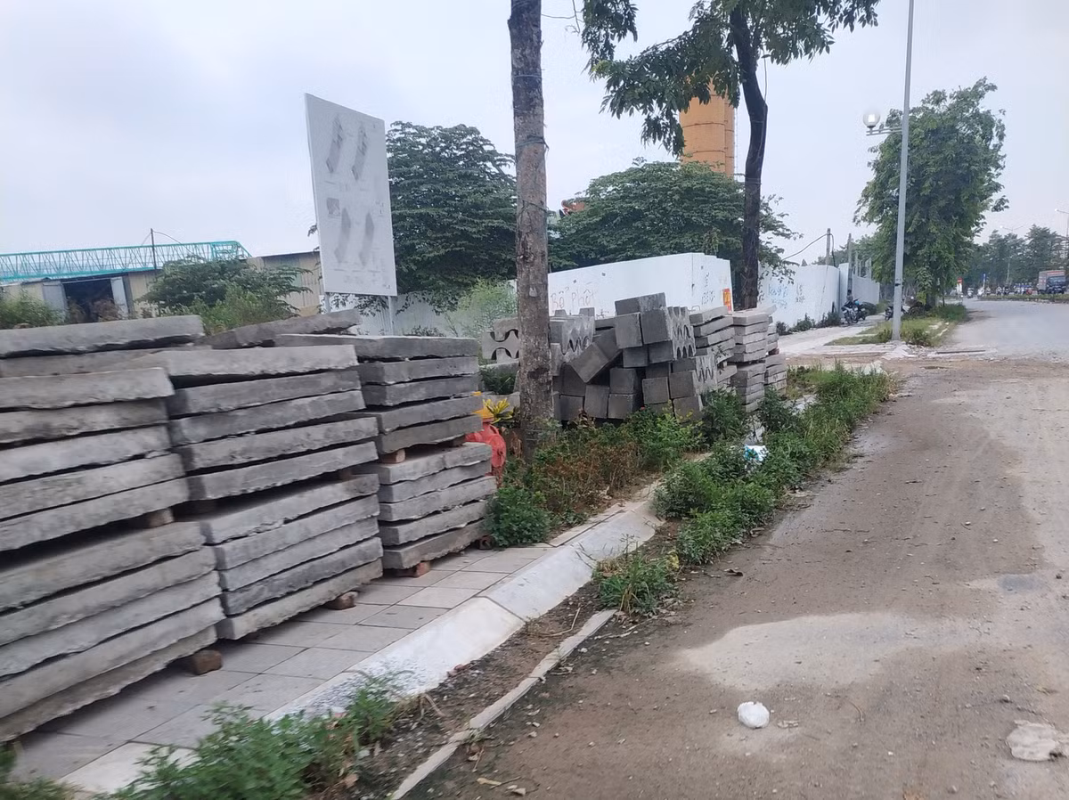 Những tấm bê tông ngổn ngang trên vỉa hè gây nguy hiểm cho người tham gia giao thông và người đi bộ qua lại