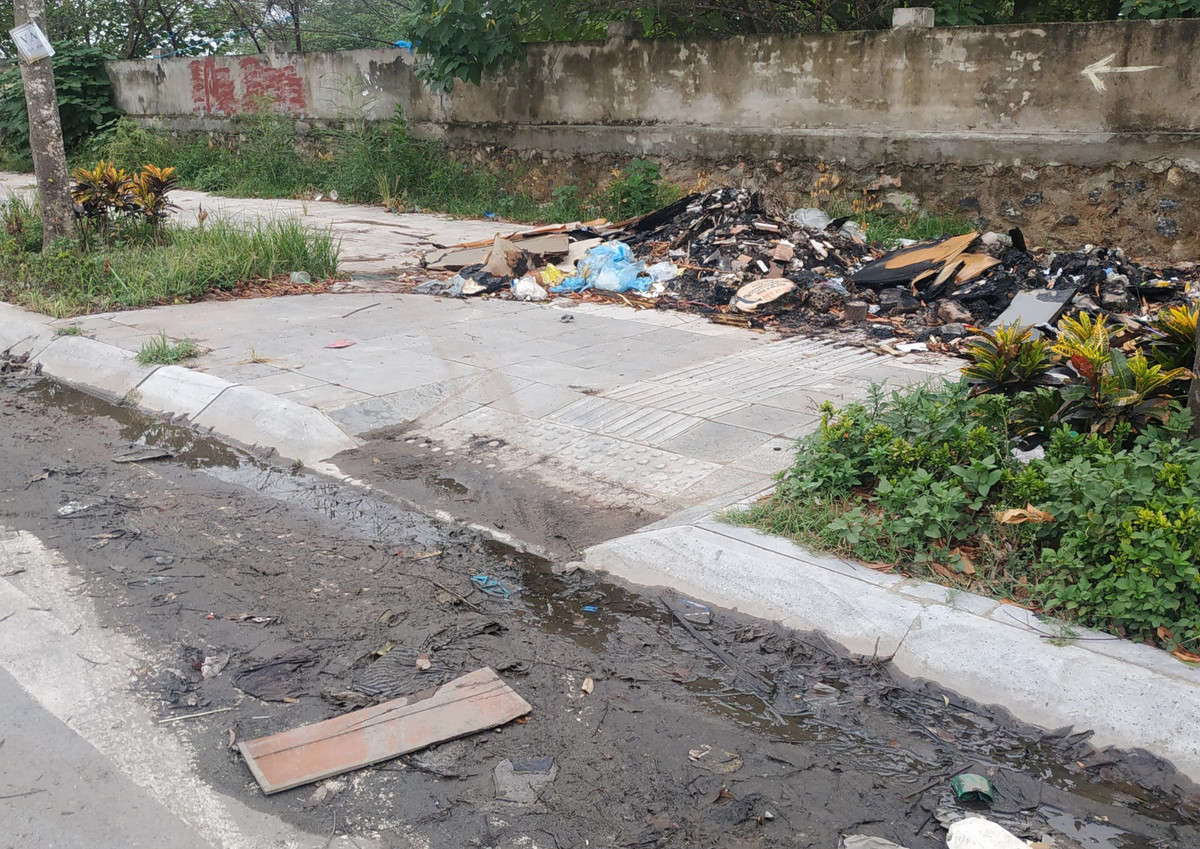 Những bãi rác còn được đốt ngay tại chỗ