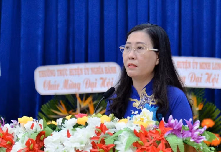 Bà Bùi Thị Quỳnh Vân (sinh 1974), quê quán phường Trần Phú, TP. Quảng Ngãi, có trình độ chuyên môn: Đại học chuyên ngành Ngữ văn, Cao cấp lý luận chính trị, chuyên viên cao cấp về quản lý nhà nước…