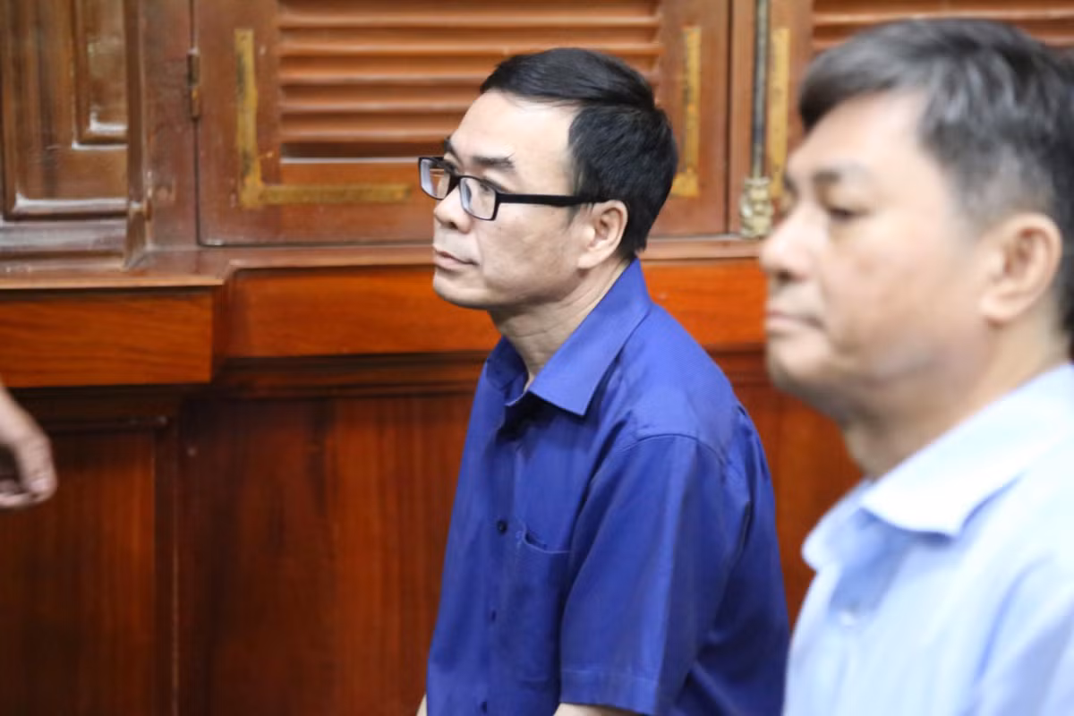 Cuu PCT TP.HCM Nguyen Huu Tin toc bac trang sau 1 nam bi tam giam-Hinh-9