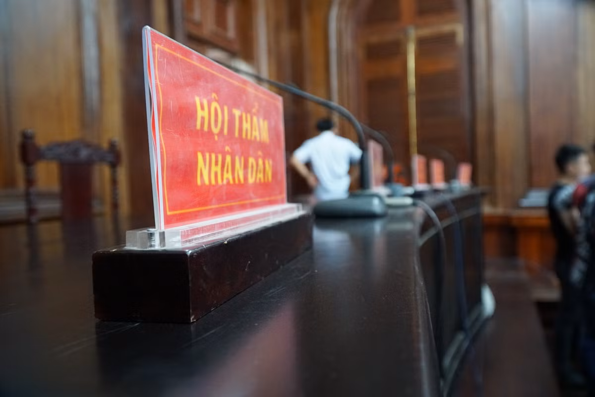 Cuu PCT TP.HCM Nguyen Huu Tin toc bac trang sau 1 nam bi tam giam-Hinh-8