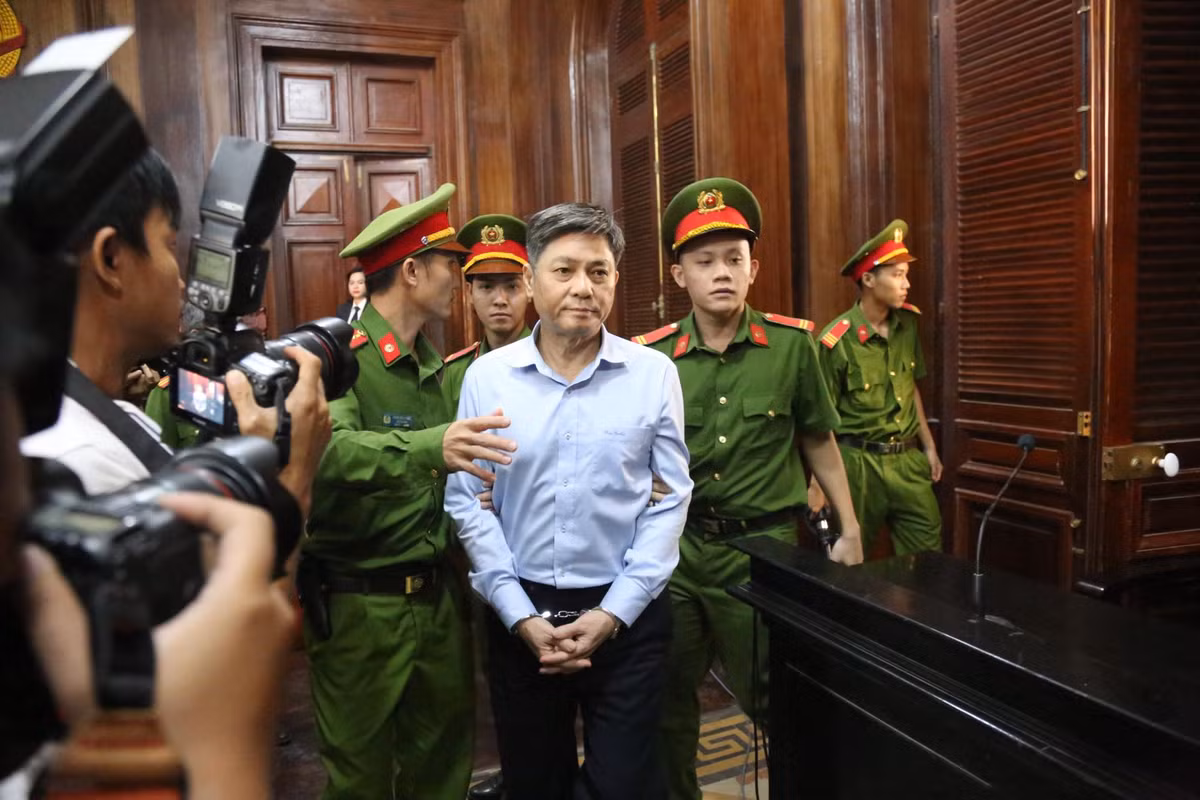 Cựu Phó chủ tịch TP HCM Nguyễn Hữu Tín: Nhận "tội" nhưng xin không nói ra "bí mật" Cuu Pho chu tich TP HCM Nguyen Huu Tin: Nhan