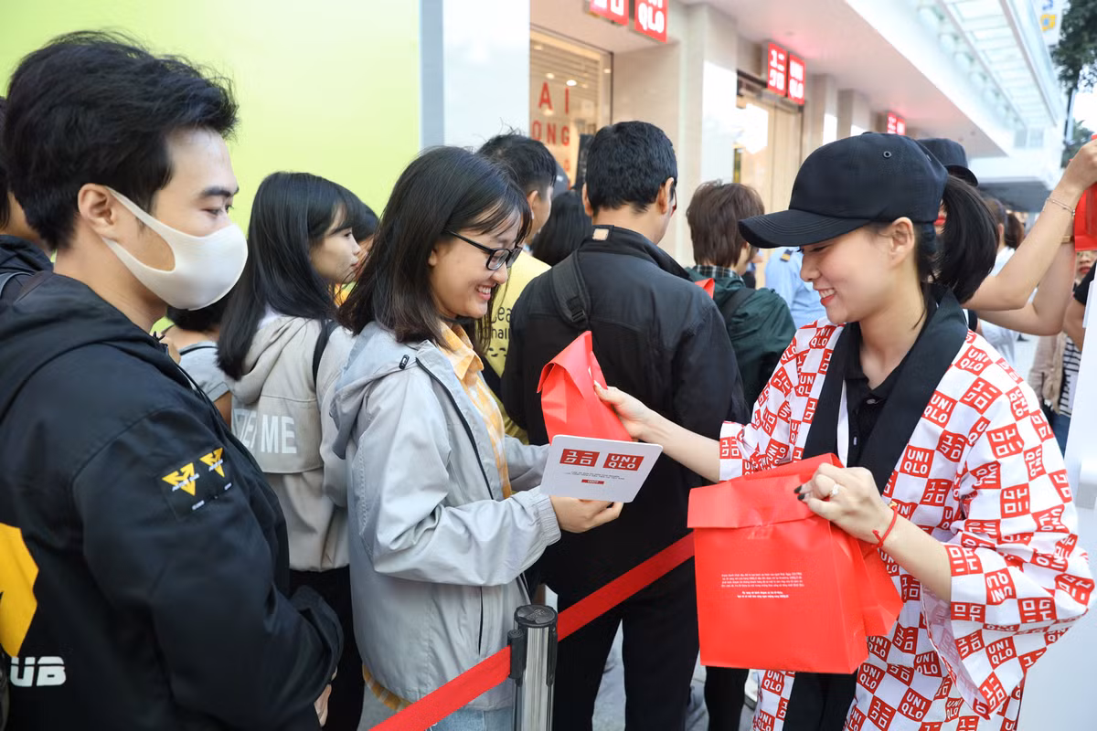 Choang ngop canh ngan nguoi Sai Gon chen chan vao Uniqlo ngay khai truong-Hinh-4