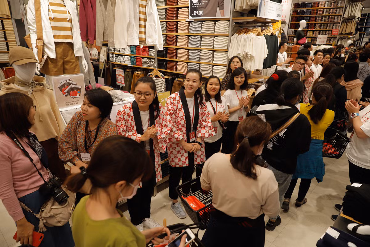 Choang ngop canh ngan nguoi Sai Gon chen chan vao Uniqlo ngay khai truong-Hinh-7