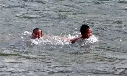 Ha Noi: Choi o ao dinh, hai chi em duoi nuoc thuong tam