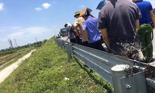 Theo Đại tá Hiền, trong quá trình khám nghiệm tử thi, ở phần cổ, chân tay của hai thiếu nữ có các vết rách. Các vết rách nông ở phần cổ, chân, tay và không quyết định việc tử vong của hai nạn nhân. Kiểm tra sơ bộ cho thấy, các vết rách có liên quan đến việc bị cứa từ thành rải phân cách bằng kim loại của đường dẫn lên cầu.