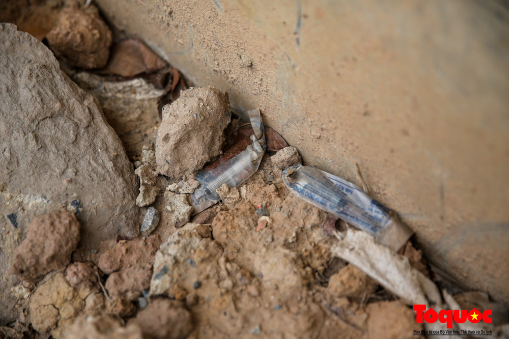 Khu vực ngay phía dưới công trường tuyến Cát Linh-Hà Đông cũng phát hiện một số kim tiêm vứt rải rác trên nền đất gây nguy hiểm cho người đi đường.