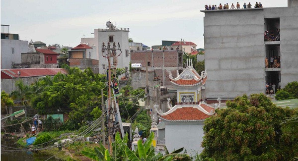 Cảnh sát leo lên cột điện giải cứu nam thanh niên.