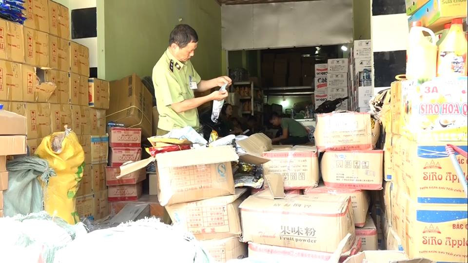 Hon 1 tan nguyen lieu lam tra sua in chu TQ o bao bi bi thu giu