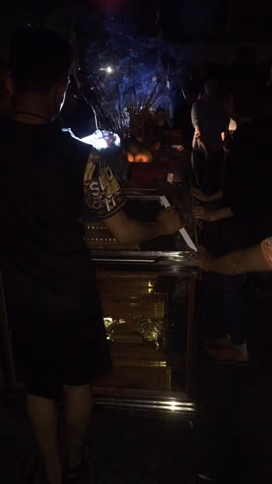 Hình ảnh người thân nạn nhân mang quan tài diễu phố trước đó.