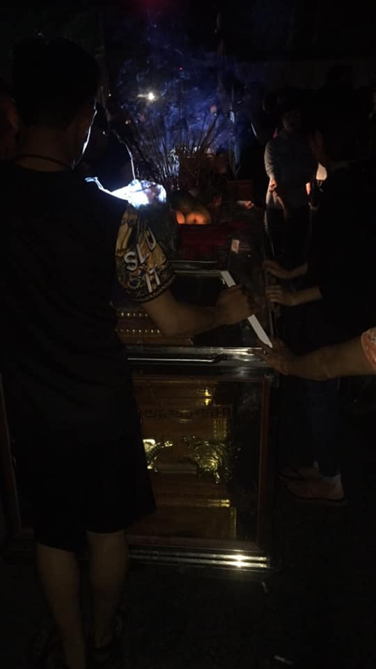 Hình ảnh người thân nạn nhân mang quan tài diễu phố trước đó.