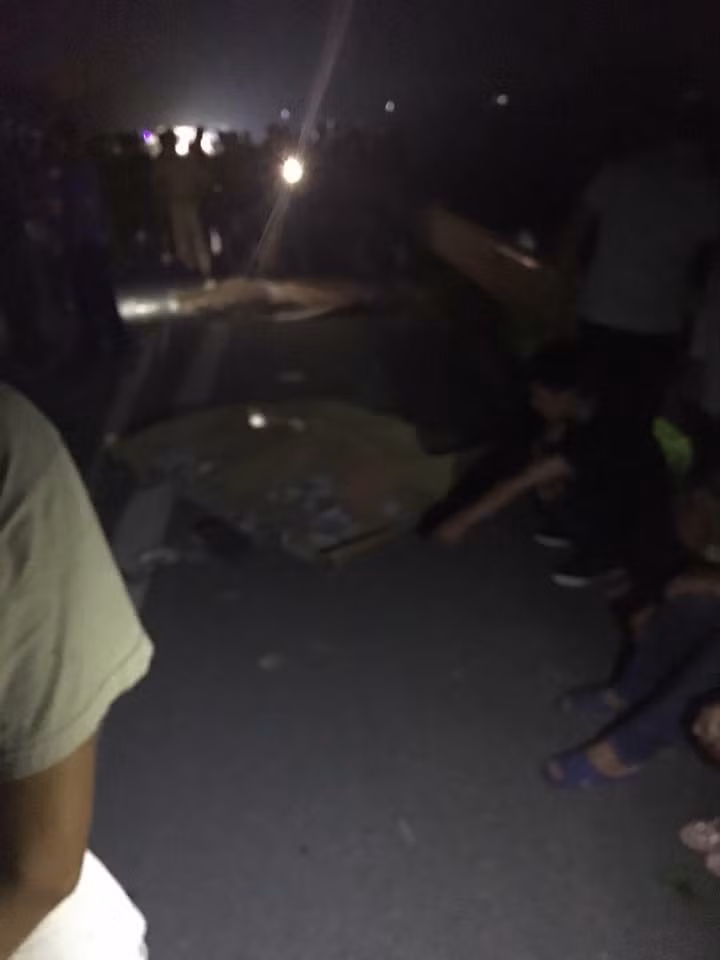 Phat hien hai thieu nu tu vong bat thuong canh xe may trong dem