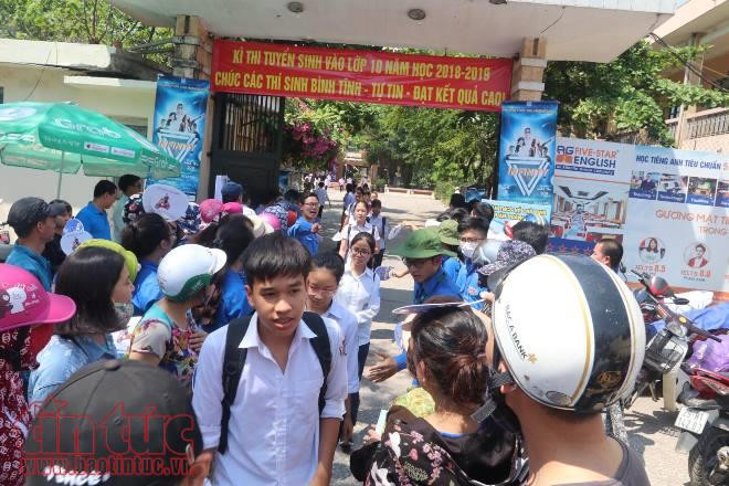 Thí sinh thi tại điểm THPT Hoàng Văn Thụ phấn khởi ra khỏi phòng thi. Ảnh Tin Tức.