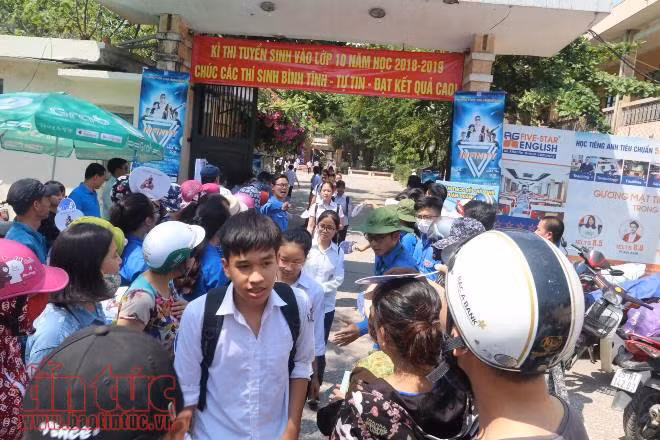 Thí sinh thi tại điểm THPT Hoàng Văn Thụ phấn khởi ra khỏi phòng thi. Ảnh Tin Tức.