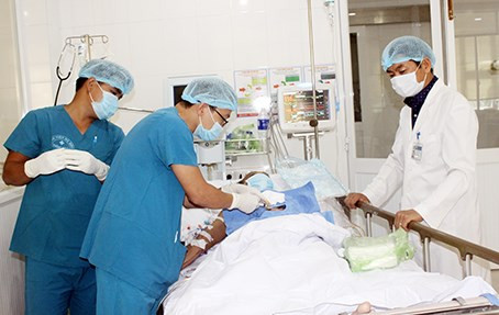 Êkíp bác sỹ Bệnh viện Đa khoa Thống Nhất thăm khám cho bệnh nhân. (Nguồn: Bệnh viện Đa khoa Thống Nhất)