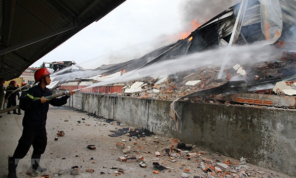 Lực lượng cứu hỏa nỗ lực dập lửa cả đêm. Ảnh TTXVN.