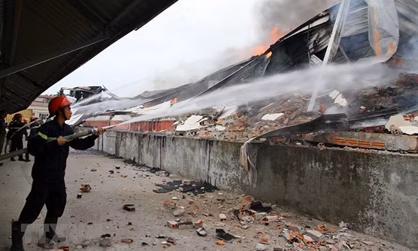 Lực lượng cứu hỏa nỗ lực dập lửa cả đêm. Ảnh TTXVN.