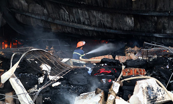 Bước đầu cơ quan chức năng xác định khu vực nhà xưởng bị cháy rộng khoảng 20.000 m2 và không có thiệt hại về người. Ảnh TTXVN.