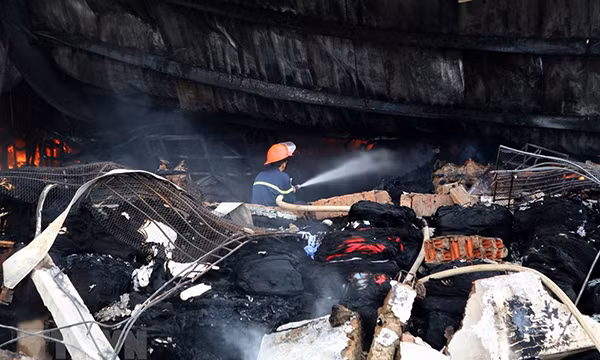 Bước đầu cơ quan chức năng xác định khu vực nhà xưởng bị cháy rộng khoảng 20.000 m2 và không có thiệt hại về người. Ảnh TTXVN.