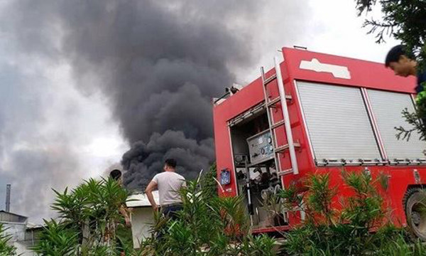 Tiếp nhận tin báo, lực lượng PCCC đã huy động hơn 20 xe chữa cháy đến hiện trường cháy ở KCN Thụy Vân. Tuy nhiên, do ngọn lửa cháy quá lớn nên đến 5h45 ngày 14/6, đám cháy mới cơ bản được khống chế.