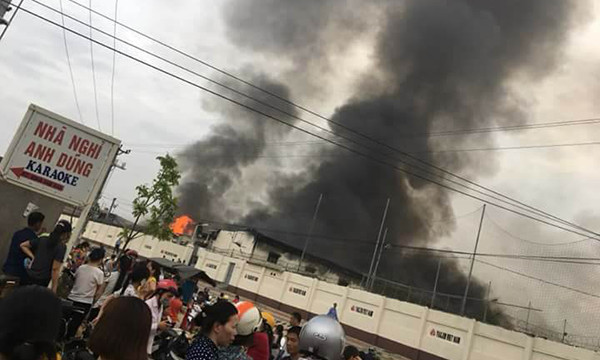 Nhiều người dân kéo đến hiện trường theo dõi vụ cháy rất đông.