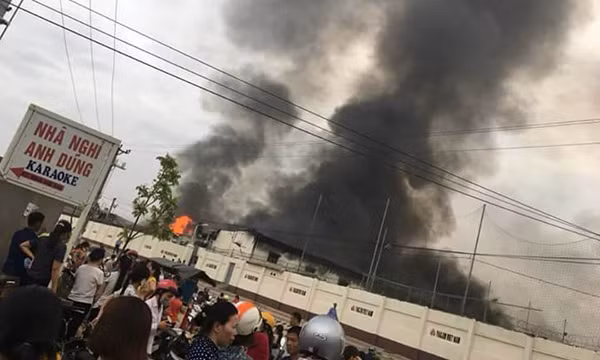 Nhiều người dân kéo đến hiện trường theo dõi vụ cháy rất đông.