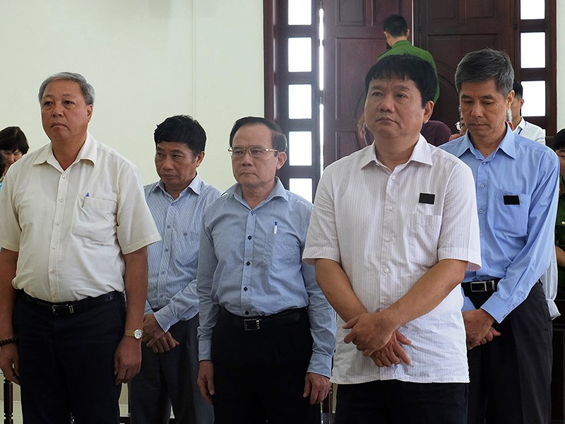 Bị cáo Đinh La Thăng cùng các đồng phạm tại phiên tòa phúc thẩm. Ảnh PLO.