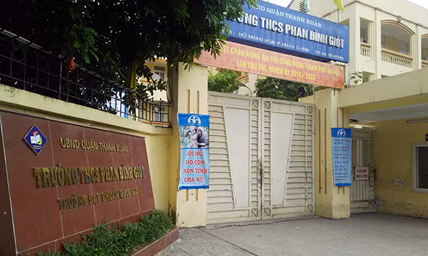 Ha Noi: Thi sinh vao phong chua day 30 phut, de thi Toan lot ra ngoai?-Hinh-2