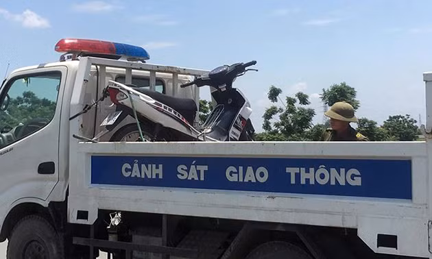 Bước đầu cơ quan chức năng xác định, tối 19/6, hai nạn nhân đi dự sinh nhật, mượn chiếc xe của chủ quán karaoke mang biển kiểm soát Thanh Hoá đi về đến khu vực cầu vượt Yên Phú (nơi giao với quốc lộ 5B) thì gặp nạn.