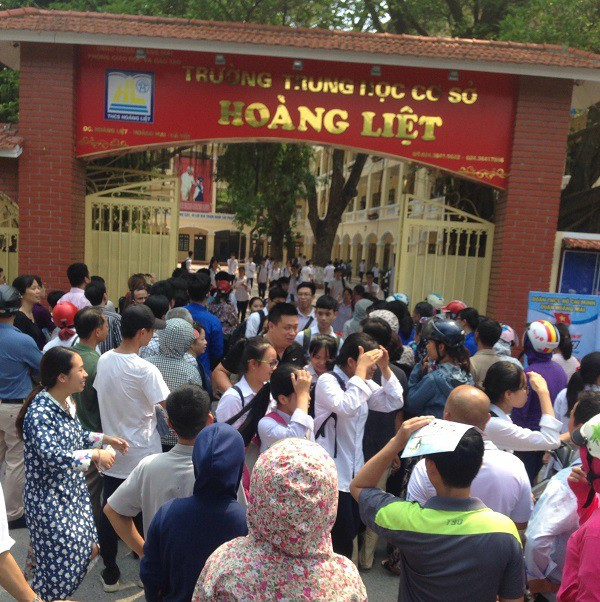 Đúng 10h sáng ngày 7/6, thí sinh ở các điểm trường Hà Nội kết thúc thi Ngữ văn, môn thi đầu tiên trong kỳ thi tuyển sinh vào lớp 10 năm học 2018 – 2019. Tại điểm thi trường THCS Hoàng Liệt (Hà Nội), nhiều thí sinh tỏ ra rất vui vẻ cho biết, nội dung đề thi năm nay đều nằm trong chương trình sách giáo khoa. Ảnh GĐ&XH.