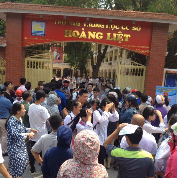 Đúng 10h sáng ngày 7/6, thí sinh ở các điểm trường Hà Nội kết thúc thi Ngữ văn, môn thi đầu tiên trong kỳ thi tuyển sinh vào lớp 10 năm học 2018 – 2019. Tại điểm thi trường THCS Hoàng Liệt (Hà Nội), nhiều thí sinh tỏ ra rất vui vẻ cho biết, nội dung đề thi năm nay đều nằm trong chương trình sách giáo khoa. Ảnh GĐ&XH.