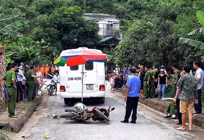 Cơ quan chức năng khám nghiệm hiện trường vụ việc. Ảnh TTXVN.