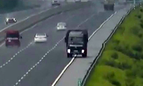 Hình ảnh chiếc xe tải chạy người chiều trên cao tốc Hà Nội - Hải Phòng.