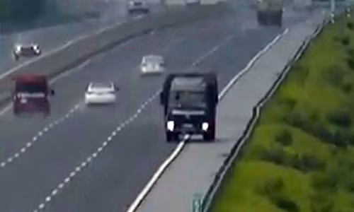 Hình ảnh chiếc xe tải chạy người chiều trên cao tốc Hà Nội - Hải Phòng.