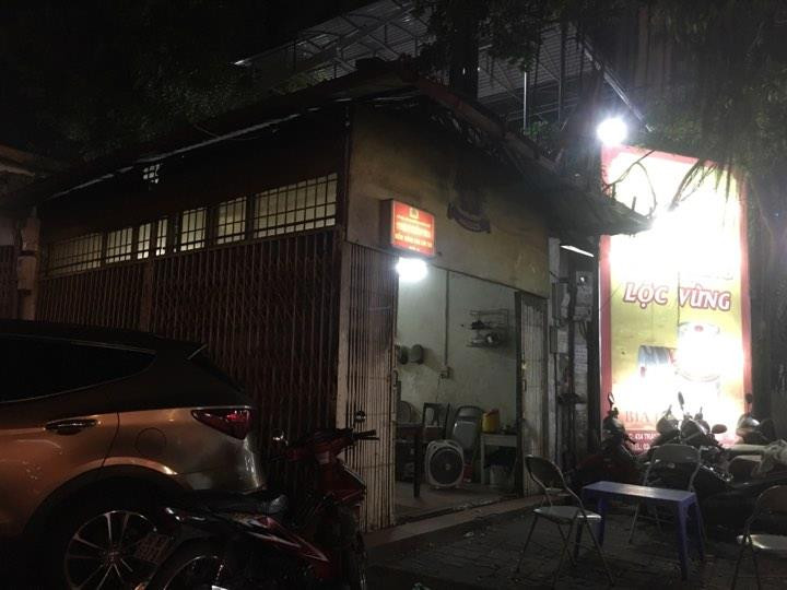 Đâm người khác xong, nam thanh niên trèo lên nóc ngôi nhà này để cố thủ khi bị truy đuổi.