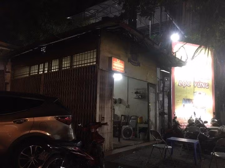 Đâm người khác xong, nam thanh niên trèo lên nóc ngôi nhà này để cố thủ khi bị truy đuổi.