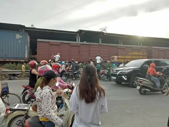 Tai nạn khiến nam thanh niên bị cuốn vào đường ray tàu hòa, và bị cán biến dạng.