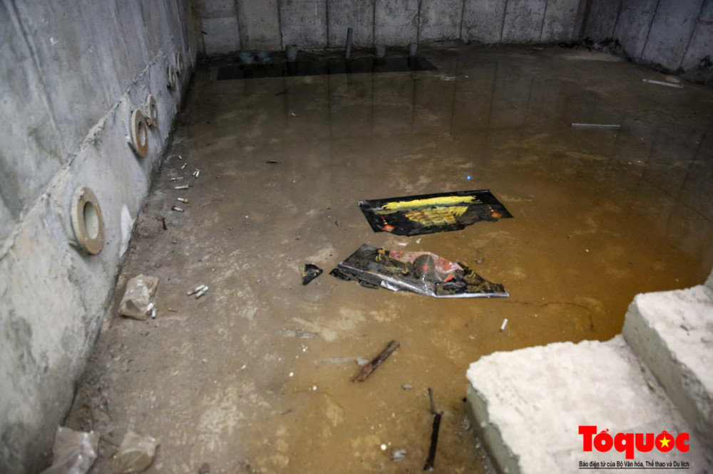 Theo chị H.T.L, là cư dân ở phố Quang Trung cho biết: căn hầm này thuộc công trình nhà ga của dự án đường sắt trên cao đã bỏ không rất lâu, thời gian gần đây cửa hầm được mở không rõ lý do nên vô tình tạo thành địa điểm cho các đối tượng xấu vào tụ tập.