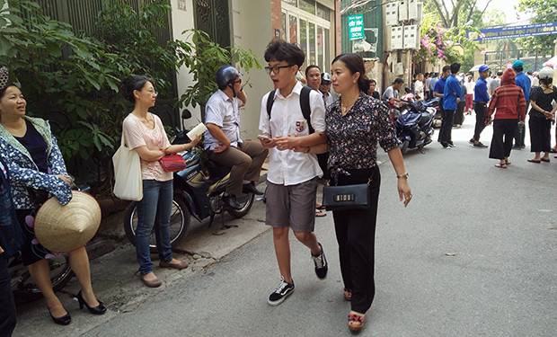 Chia sẻ với PV Kiến Thức, em Vũ Thế Hoàng –Trường THCS Olympia (Hà Nội) cho biết: “Em thấy đề thi năm nay đưa ra cũng hơi khó. Tuy nhiên so với lực học của em thì em vẫn hoàn thành được các câu hỏi trong đề. Đối với đề thi, em ấn tượng nhất với câu thứ 3 trong phần II, câu hỏi về “vai trò của gia đình trong cuộc sống của mỗi chúng ta”, bởi đây là câu hỏi mở khá hay, số điểm cũng tương đối. Em tự tin dành 7 điểm cho bài làm của em”.