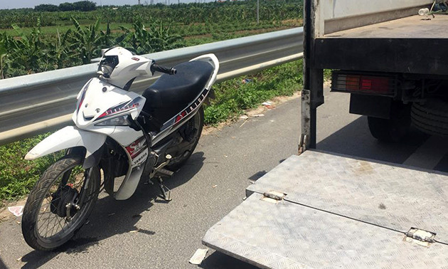 Đến khoảng 12h trưa ngày 20/6, các lực lượng chức năng bắt đầu thực nghiệm hiện trường hai thiếu nữ chết bất thường. Hình ảnh chiếc xe máy của hai nạn nhân điều khiển được cảnh sát đưa đến để thực nghiệm.